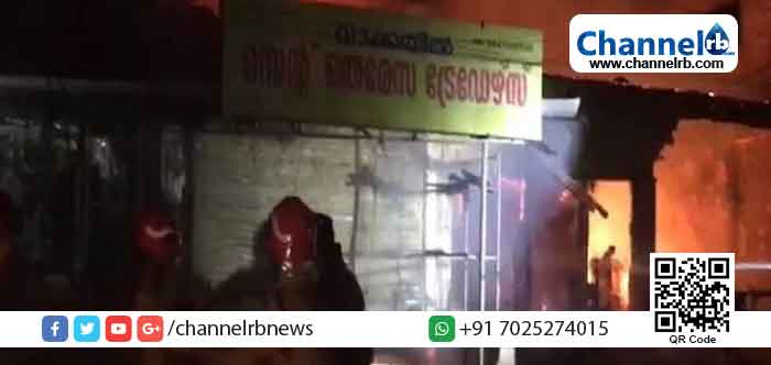 You are currently viewing കണ്ണൂര്‍ കൊട്ടിയൂരില്‍ വന്‍ തീ പിടുത്തം; മൂന്ന് കടകള്‍ കത്തി നശിച്ചു