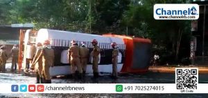Read more about the article കണ്ണൂര്‍ – കോഴിക്കോട് ദേശീയ പാതയില്‍ ടാങ്കര്‍ ലോറി മറിഞ്ഞു; പെട്രോൾ ചോർച്ച; വാഹനങ്ങള്‍ വഴി തിരിച്ച് വിടുന്നു