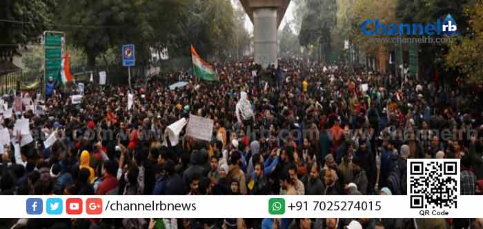 You are currently viewing സംഘർഷം ഒഴിയാത്ത ഡൽഹി; പ്രതിഷേധക്കാർ വീണ്ടും തെരുവിൽ ഒത്തുകൂടി; കണ്ണീര്‍വാതകം പ്രയോഗിച്ച് പോലീസ്