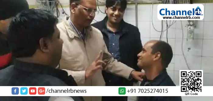 You are currently viewing ഡൽഹിയിലെ തീപിടിത്തത്തില്‍ നിന്ന് ജീവന്‍ പണയംവെച്ച് 11 പേരെ രക്ഷിച്ചു; ഹീറോയായി ഫയര്‍മാന്‍