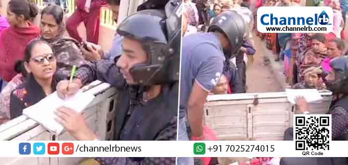 You are currently viewing ഉള്ളിക്ക് വേണ്ടി ക്യൂ നിന്ന് ക്ഷമ കെട്ട് അക്രമാസക്തരായി ജനങ്ങള്‍; ഹെല്‍മറ്റ് ധരിച്ച്‌ വില്‍പ്പന നടത്തി തൊഴിലാളികള്‍