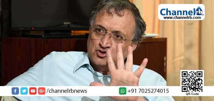 You are currently viewing ഗാന്ധിജിയുടെ ചിത്രം കയ്യില്‍ പിടിച്ച് ഭരണഘടനയെ കുറിച്ച് മാധ്യമങ്ങളോട് സംസാരിച്ചതിന് പോലീസ് അറസ്റ്റ് ചെയ്തു: രാമചന്ദ്ര ഗുഹ