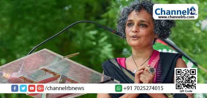 You are currently viewing സ്വന്തം ഡിഗ്രി സര്‍ട്ടിഫിക്കറ്റ് പോലും ഹാജരാക്കാത്ത പ്രധാനമന്ത്രി എങ്ങനെയാണ് പൗരത്വത്തിന് രേഖ ചോദിക്കുക: അരുന്ധതി റോയ്