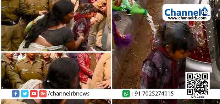 You are currently viewing പ്രതിഷേധത്തിന്‍റെ ഇന്ത്യ: ഉന്നാവില്‍ പ്രതിഷേധത്തിനിടെ മകളുടെ ദേഹത്ത് പെട്രോള്‍ ഒഴിച്ച് അമ്മ; രക്ഷപ്പെടുത്തി പോലീസ്