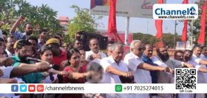 Read more about the article കാസർകോട് മുതല്‍ കളിയിക്കാവിള വരെ; മഹാശൃംഖലയില്‍ മുഖ്യമന്ത്രി എത്തിയത് കുടുംബ സമേതം; മുസ്‌ലിം സമുദായത്തിലെ വിവിധ വിഭാഗങ്ങള്‍ പങ്കു ചേര്‍ന്നു