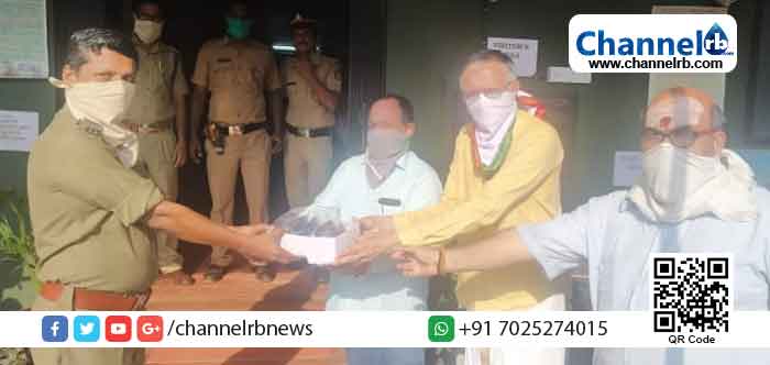 You are currently viewing കൊറോണ പ്രതിരോധം; കടുത്ത ചൂടിനെ അതിജീവിക്കാൻ പോലീസ്ഉദ്യോഗസ്ഥര്‍ക്ക് സണ്‍ ഗ്ലാസ്സ് നല്‍കി മുഗു വാട്ടർ ഷെഡ് നീർച്ചാൽ