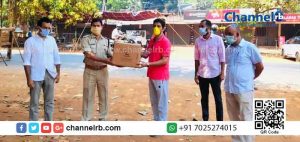 Read more about the article കോവിഡ് 19 കാലത്ത് നാടിന് സംരക്ഷണമേകിയ പോലീസ് ഉദ്യോഗസ്തർക്ക് മംഗലപാടി ജനകീയ വേദിയുടെ വക കണ്ണട  കൈമാറി