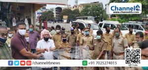 Read more about the article യാത്രികർക്കുള്ള ക്യാബിൻ വേർതിരിക്കാം; ഓട്ടോ റിക്ഷകൾക്ക് കോവിഡ് പ്രതിരോധത്തിനായി സംരക്ഷണഷീറ്റുകൾ വിതരണം ചെയ്തു