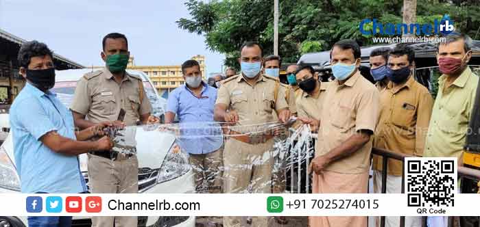 Read more about the article ഓട്ടോ റിക്ഷകൾക്ക് ട്രാൻസ്പാരന്റ് ഷീറ്റുപയോഗിച്ച് പാസഞ്ചർ ക്യാബിൻ മറയ്ക്കുന്ന പദ്ധതിക്ക് വൻ സ്വീകാര്യത; മോട്ടോർ വാഹന വകുപ്പ് ജില്ലയിൽ നടപ്പിലാക്കുന്നത്