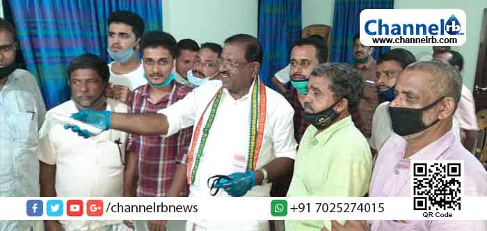 Read more about the article ഓൺലൈൻ പഠന സൗകര്യം ഇല്ലാത്ത വിദ്യാർത്ഥികൾക്ക് വേണ്ടി എം. എസ്. എഫ്  പള്ളങ്കോട് ശാഖ  ടി. വി സ്ഥാപിച്ചു