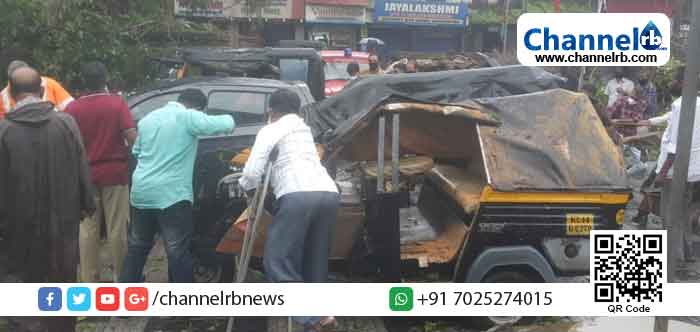 Read more about the article കാസര്‍കോട് താലൂക്ക് ഓഫീസിന്സമീപത്തെ ആല്‍മര കൊമ്പ് ഒടിഞ്ഞ് വീണ് വന്‍ അപകടം ; വാഹനങ്ങള്‍ തകര്‍ന്നു; ആളുകള്‍ രക്ഷപെട്ടത് അത്ഭുതകരമായി