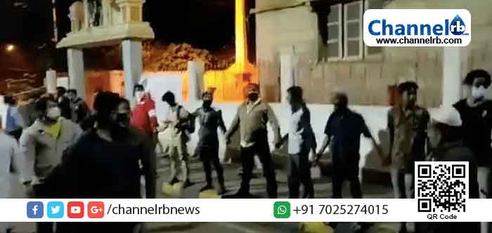 Read more about the article കര്‍ണാടകയിലെ സംഘര്‍ഷം വർഗ്ഗീയ കലാപമാകാൻ അവർ അനുവദിച്ചില്ല; ക്ഷേത്രത്തിന് മനുഷ്യമതിൽ കൊണ്ട് സംരക്ഷണം തീർത്ത് മുസ്‌ലിം യുവാക്കൾ