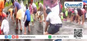 Read more about the article മഴ ശക്തമായപ്പോൾ തോടുകൾ നിറഞ്ഞ് റോഡില്‍ നിറയെ വെള്ളം, ഇതോടൊപ്പം മത്സ്യവും: മീനുകളെ പിടിക്കാന്‍ ഓടികൂടി നാട്ടുകാര്‍