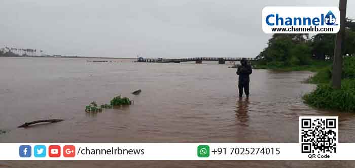 Read more about the article മഴ കനത്തു;  തേജസ്വിനി, ചന്ദ്രഗിരി ,  ചൈത്ര വാഹിനി പുഴകള്‍ കരകവിഞ്ഞൊഴുകുന്നു; 10 വീടുകള്‍ പൂര്‍ണ്ണമായും 107 വീടുകള്‍ ഭാഗീകമായും  തകര്‍ന്നു; കാസര്‍കോട് ജില്ലയില്‍ 935 കുടുംബങ്ങളെ മാറ്റിപ്പാര്‍പ്പിച്ചു