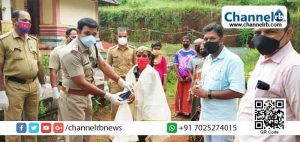 Read more about the article റോഡരികിൽ പുല്ലരിയുമ്പോൾ മാസ്ക്ക് ധരിച്ച് മാതൃകയായി; നാരായണിയമ്മയ്ക്ക് ബേഡകം പോലീസിന്‍റെ  ബിഗ് സല്യൂട്ട്