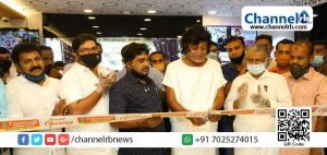 Read more about the article ബോബി ചെമ്മണ്ണൂര്‍ ഇന്റര്‍നാഷണല്‍ ജ്വല്ലേഴ്‌സിന്‍റെ ഒറ്റപ്പാലം ഷോറൂം ഉദ്ഘാടനം ചെയ്തു; കസ്റ്റമറെ റോള്‍സ് റോയ്‌സില്‍ വീട്ടിലെത്തിക്കാന്‍ ഡ്രൈവറായി ബോബി ചെമ്മണൂര്‍