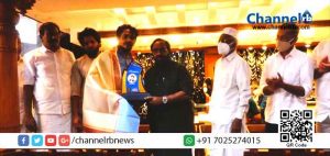 Read more about the article കോവിഡ് പടർന്ന് പിടിച്ച ലോക് ഡൗൺ കാലത്ത് സ്വയം മറന്ന് നാടിൻ്റെ രക്ഷക്ക് വേണ്ടി അണുനശീകരണത്തിന് ഇറങ്ങി; ആദരം ഏറ്റുവാങ്ങി കാസർകോട്ടെ മൂന്ന് യുവാക്കൾ