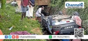 Read more about the article തലകീഴായി തോട്ടിൽ വീണ് കാര്‍; തുറക്കാനാവാതെ കാറിനുള്ളിൽ അകപ്പെട്ടത് 4 പേര്‍;  ഒടുവിൽ രക്ഷപെടുത്തിയത് എങ്ങിനെ എന്നറിയാം