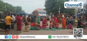 Read more about the article ഭര്‍ത്താവ് രണ്ടാമതും വിവാഹം കഴിച്ചതില്‍ വിത്യസ്ഥ പ്രതിഷേധം; ഹൈവേ തടഞ്ഞ് ആദ്യഭാര്യ