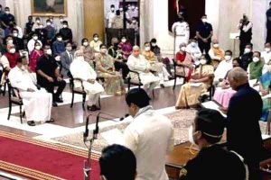 Read more about the article പ്രാധാന്യം നല്‍കിയത് യുവാക്കൾക്ക്; കൂടുമാറി എത്തിയവർക്കും മന്ത്രിപദം; ദളിത്, സ്ത്രീ പ്രാതിനിധ്യവും ഉറപ്പാക്കി; 12 പേരെ ഒഴിവാക്കി, പുതുതായി 43 അംഗങ്ങളെ ഉള്‍പ്പെടുത്തി; മോദി മന്ത്രിസഭ ഉടച്ചുവാര്‍ത്തു; ബി.ജെ.പി കൂടുതൽ സ്മാർട്ടായോ.?