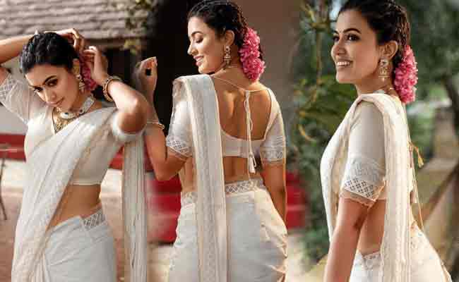 Read more about the article സാരിയില്‍ മനോഹരിയായി അഞ്ജു കുര്യന്‍; സോഷ്യൽ മീഡിയയിൽ വൈറൽ ആകുന്ന ചിത്രങ്ങള്‍ കാണാം