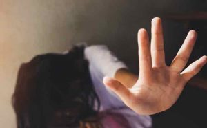 Read more about the article ചാമുണ്ഡി ഹില്‍സ് കാണാനെത്തിയ പെണ്‍കുട്ടിയെ ആറംഗ സംഘം കൂട്ടബലാത്സംഗം ചെയ്തു;ക്രൂരത നടത്തിയത് ബൈക്ക് തടഞ്ഞ് നിര്‍ത്തി സുഹൃത്തിനെ അടിച്ചുവീഴ്ത്തിയ ശേഷം