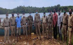 Read more about the article മൊഗ്രാൽ  പുഴയിൽ നിന്നും അനധികൃത മണൽ വാരൽ;  6 തോണികൾ  പോലീസ് പിന്തുടർന്ന് പിടികൂടി