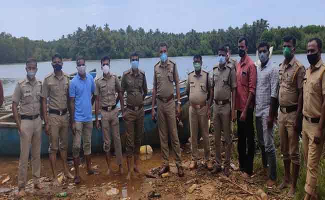 Read more about the article മൊഗ്രാൽ  പുഴയിൽ നിന്നും അനധികൃത മണൽ വാരൽ;  6 തോണികൾ  പോലീസ് പിന്തുടർന്ന് പിടികൂടി