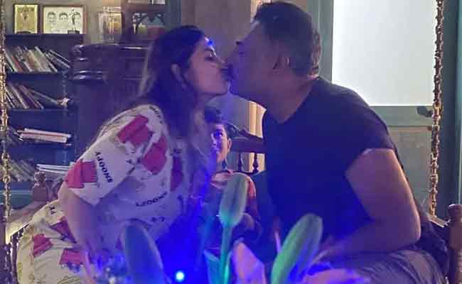 Read more about the article മകന്‍ ആവശ്യപ്പെട്ടു; മകന് വേണ്ടി വീണ്ടും വിവാഹിതനായി നടന്‍ പ്രകാശ് രാജ്