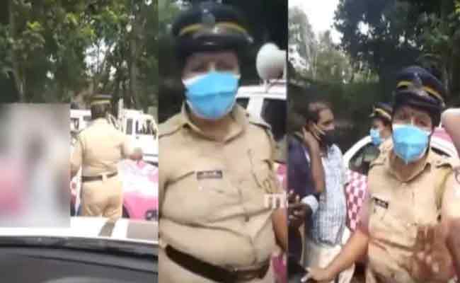 Read more about the article മോഷണക്കുറ്റം ആരോപിച്ച് അച്ഛനേയും മൂന്നാം ക്ലാസുകാരി മകളേയും പരസ്യ വിചാരണ ചെയ്തു; പിങ്ക് പോലീസിലെ ഉദ്യോ​ഗസ്ഥയെ സ്ഥലം മാറ്റി