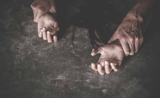 Read more about the article ജിംനേഷ്യ ഉടമയും സുഹൃത്തുക്കളും ചേർന്ന് സൗഹൃദത്തിലായ യുവതിയെ ഹോട്ടലിലെത്തിച്ചു; കുടിക്കാൻ നൽകിയ ശീതള പാനീയത്തില്‍ മയക്കുമരുന്ന് കലര്‍ത്തി ബോധരഹിതയാക്കി; മണിക്കൂറുകൾക്ക് ശേഷം കൂട്ടബലാത്സംഗകാര്യം തിരിച്ചറിഞ്ഞ യുവതി പിന്നീട് ചെയ്തത്