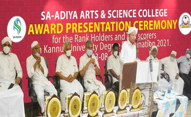 Read more about the article ഡിഗ്രി, പി.ജി പരീക്ഷകളില്‍ ഉന്നത വിജയം; സഅദിയ്യ ആര്‍ട്‌സ് ആന്റ് സയന്‍സ് കോളേജ് റാങ്ക് ജേതാക്കളെ അനുമോദിച്ചു