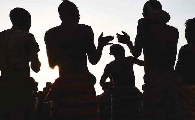 Read more about the article പത്തനാപുരത്തെ ജ്വല്ലറി മോഷണശ്രമത്തിന് പിന്നിൽ എതിർക്കുന്നവരെ അപായപ്പെടുത്തുന്ന കുറുവാ സംഘമെന്ന് പോലീസ്; സി.സി.ടി.വി തുണി കൊണ്ട് മറച്ചു