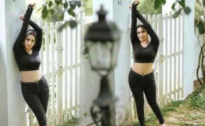 Read more about the article വളയിട്ട കൈകൾ മിഴി തുടക്കാൻ മാത്രമല്ല; വേട്ടകണ്ണുകളാൽ ആക്രമിക്കുന്ന കഴുകന്മാരെ വേട്ടയാടാനുമാണ്; ഫോട്ടോ ഷൂട്ടുമായി അമേയ