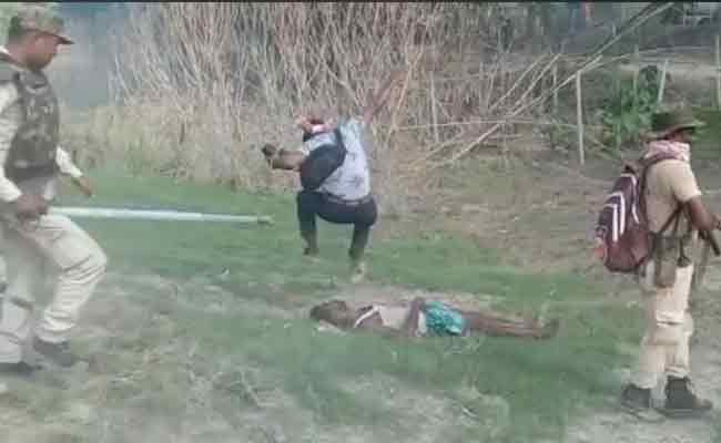 You are currently viewing അസമിലെ വെടിവെപ്പ്; വെടിയേറ്റുമരിച്ച ആളുടെ ശരീരത്തില്‍ ചവിട്ടിയ ഫോട്ടോഗ്രാഫര്‍ അറസ്റ്റില്‍