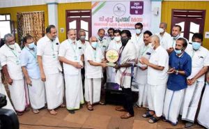 Read more about the article തോണിയപകടത്തിൽപ്പെട്ട് മരണത്തോട് മല്ലിട്ട മൂന്ന് പേരെ സാഹസികമായി രക്ഷപ്പെടുത്തിയ ബവീഷിനെ ആദരിച്ച് മുസ്‌ലിം ലീഗ് ജില്ലാ കമ്മിറ്റി