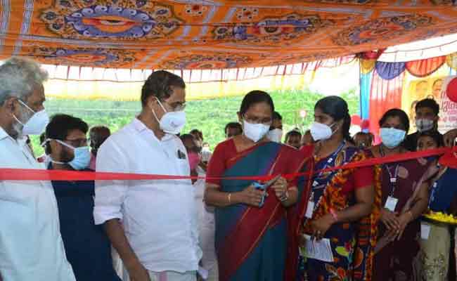 Read more about the article ഖരമാലിന്യ സംസ്‌കരണത്തിന്  മികച്ച സംവിധാനം: നവകേരള പുരസ്‌കാരം ബേഡഡുക്ക പഞ്ചായത്തിന് കൈമാറി