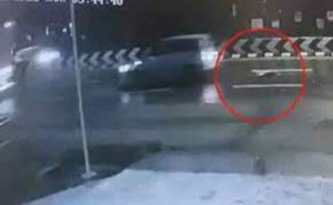 Read more about the article ഓടിക്കൊണ്ടിരുന്ന കാറില്‍ നിന്ന് പെണ്‍കുട്ടിയുടെ അർദ്ധനഗ്ന  മൃതദേഹം നടുറോഡിലേക്ക് വലിച്ചെറിഞ്ഞു;  ഞെട്ടിക്കുന്ന സി.സി.ടി.വി ദൃശ്യങ്ങൾ പുറത്ത്