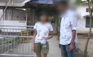 Read more about the article പരീക്ഷ എഴുതാനെത്തിയ വിദ്യാർത്ഥിനിയുടെ വസ്ത്രത്തിന് നീളം കുറവാണെന്ന് അധികൃതർ; കർട്ടൻ ചുറ്റി ഹാളിൽകയറി പെൺകുട്ടി