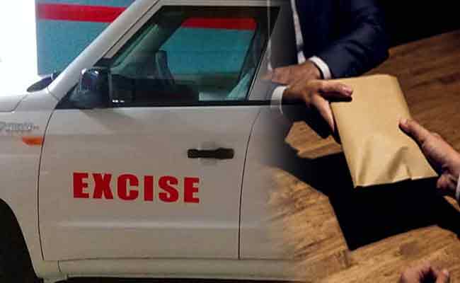 Read more about the article എക്‌സൈസ് ജീവനക്കാരുടെ പെരുമാറ്റച്ചട്ടം കര്‍ശനമാക്കി; ലൈസന്‍സികളില്‍ നിന്നും സംഭാവനകള്‍ സ്വീകരിക്കരുത്