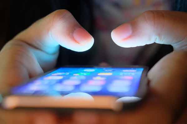 You are currently viewing സോഷ്യൽ മീഡിയയിലൂടെ പരിചയപ്പെട്ട യുവാവുമായി വീട് വിട്ടു; പിന്നീട് സംഭവിച്ചത് ഒരു പെണ്ണും ആഗ്രഹിക്കാത്ത കാര്യങ്ങൾ; ഇന്റർനെറ്റ് പ്രണയത്തിൽ മതിമറിയുന്നവർ അറിയണം ഈ സംഭവം