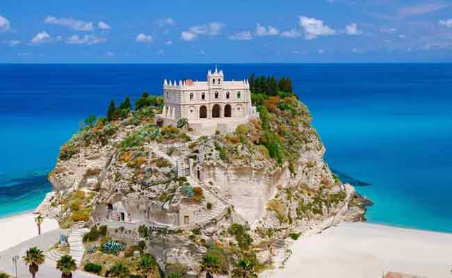 Read more about the article നറുക്കെടുപ്പിൽ പങ്കെടുക്കൂ, നിങ്ങൾക്ക് സ്വന്തമാക്കാം നാല് കിടപ്പുമുറികളും നാല് കുളിമുറിയും ഒരു സ്വകാര്യ കുളവും ഉൾപ്പെടുന്ന ഇറ്റാലിയൻ വില്ല