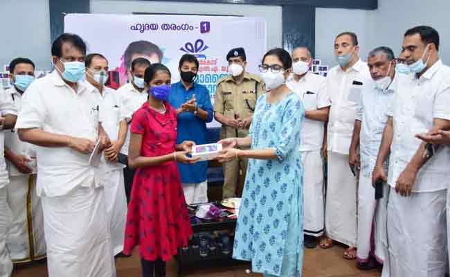 Read more about the article ‘ഹൃദയ തരംഗം പദ്ധതി:’ എൻ.എ.നെല്ലിക്കുന്ന് എം.എൽ.എ നിർദ്ധന വിദ്യാർത്ഥികൾക്ക് മൊബൈൽ ഫോണുകൾ കൈമാറി