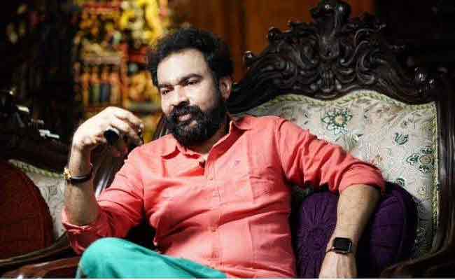 Read more about the article മോൻസൺ മാവുങ്കലിനെതിരെ തെളിവില്ലെന്ന് ജാമ്യഅപേക്ഷ; ഡി.ജി.പിയെ വരെ പറ്റിച്ചയാളാണെന്ന് പ്രോസിക്യൂഷൻ