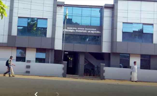 You are currently viewing ഖരമാലിന്യ സംസ്‌കരണത്തിന്  മികച്ച സംവിധാനം; സംസ്ഥാന സര്‍ക്കാരിന്‍റെ നവകേരളം പുരസ്‌കാരം  നീലേശ്വരം നഗരസഭയ്ക്ക് കൈമാറി