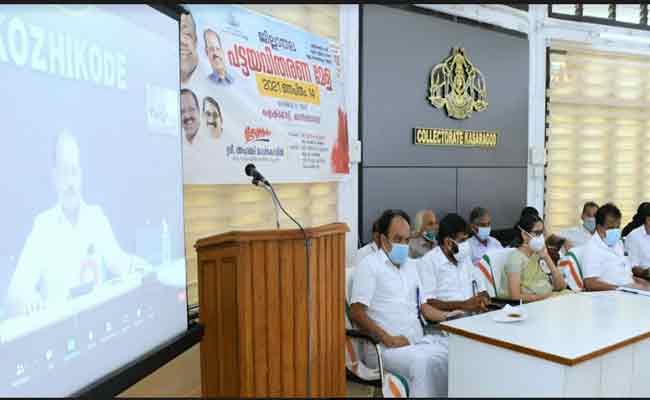 You are currently viewing കാസര്‍കോട് ജില്ലയില്‍ ഭൂമി സ്വന്തമായത് 589 പേര്‍ക്ക്; അര്‍ഹരായ എല്ലാവര്‍ക്കും ഭൂമി ലഭ്യമാക്കുമെന്ന്   മന്ത്രി അഹമ്മദ് ദേവര്‍കോവില്‍