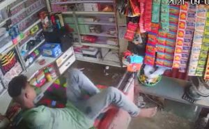 Read more about the article എലിയുടെ പിന്നാലെ കടയ്ക്കുള്ളില്‍  കയറിമൂര്‍ഖന്‍ പാമ്പ്; യുവാവ് രക്ഷപ്പെട്ടത് തലനാരിഴയ്ക്ക്