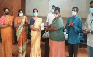 Read more about the article കാഞ്ഞങ്ങാട് വഴിയോര കച്ചവടവും ഡിജിറ്റലാവുന്നു; കച്ചവടക്കാർക്ക് ക്യു ആർ കോഡ് വിതരണം ചെയ്തു