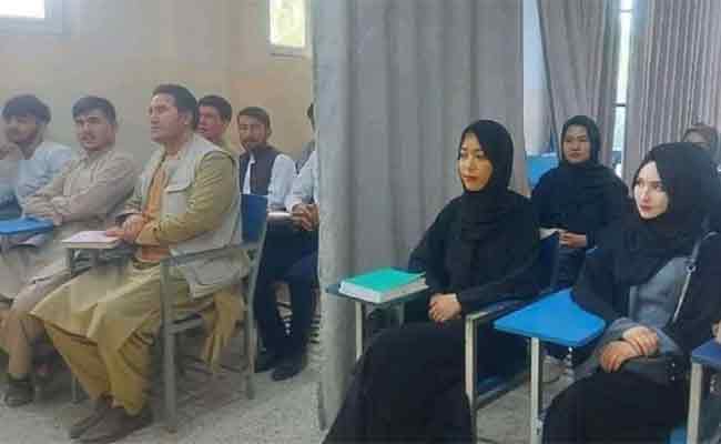 Read more about the article കര്‍ട്ടനാൽ മറച്ച ക്ലാസ് മുറി, ആണ്‍കുട്ടികള്‍ക്കും പെണ്‍കുട്ടികള്‍ക്കും പ്രത്യേക ഇരിപ്പിടം; ഇത്  അഫ്ഗാന്‍ സര്‍വകലാശാലകളിലെ കാഴ്ച