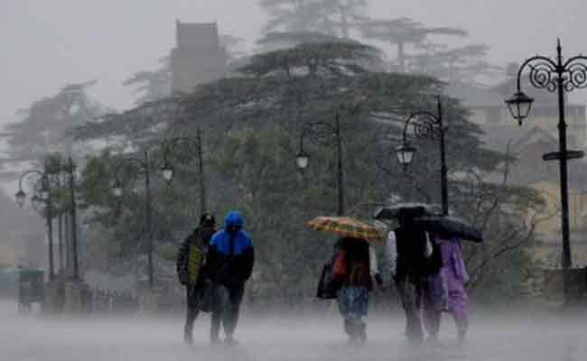 Read more about the article കേരളത്തിൽ ഇന്ന് 11 ജില്ലകളിൽ യെല്ലോ അലർട്ട്;  ബുധനാഴ്ച വരെ മഴ തുടരും; ഇന്നും നാളെയും ഉയർന്ന തിരമാലകൾക്ക് സാധ്യത